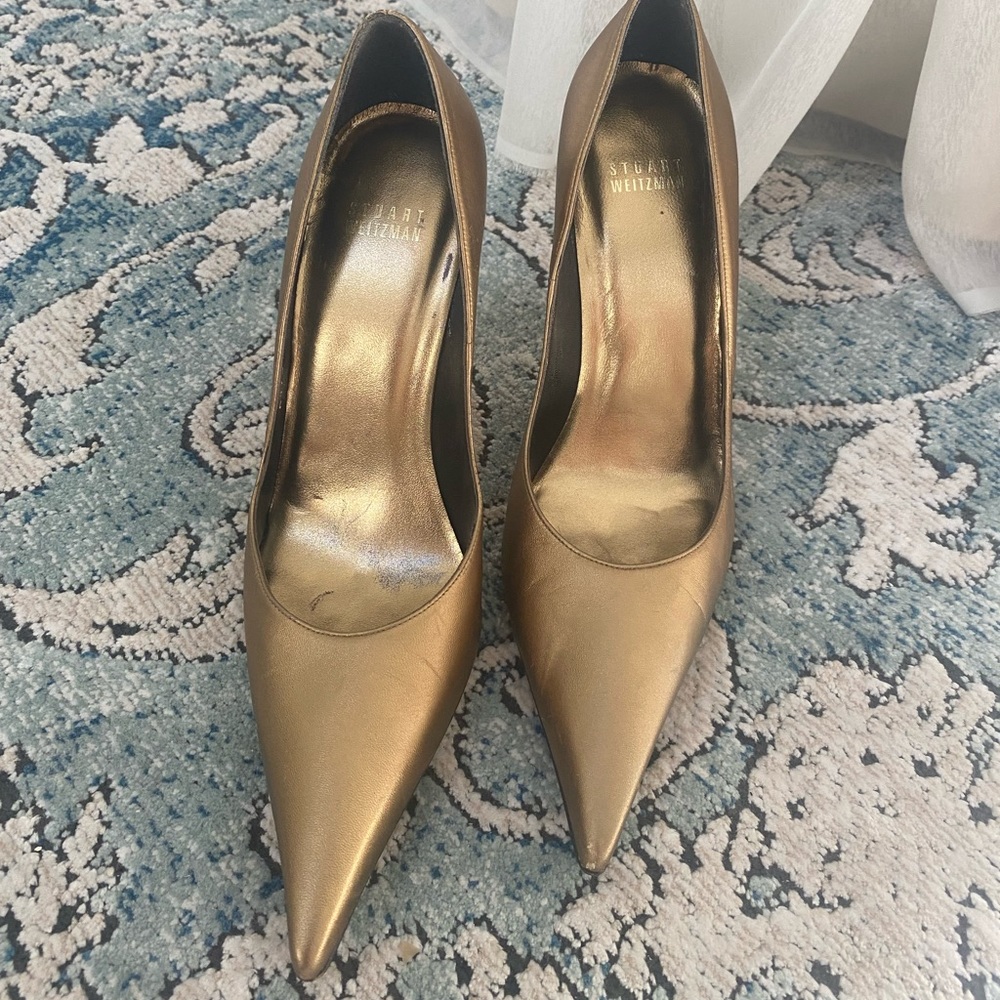 Gorgeous gold Stuart Weitzman pointy toes pumps. ABSOLUTELY stunning and elegant
